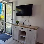 Nad Jeziorem Lesnianskim Apartment Bozkowice