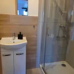 Nad Jeziorem Lesnianskim Apartment