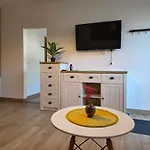 Nad Jeziorem Lesnianskim Apartment Bozkowice