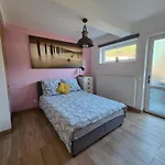 Nad Jeziorem Lesnianskim Apartment