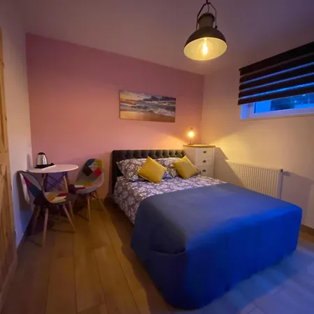 Nad Jeziorem Lesnianskim Apartment