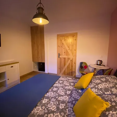 Nad Jeziorem Lesnianskim Apartment *