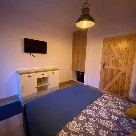 Nad Jeziorem Lesnianskim Apartment