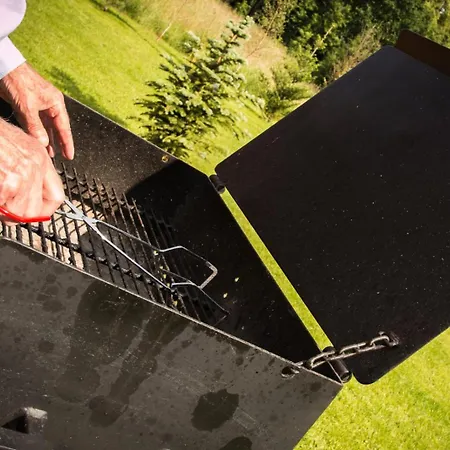 Nad Jeziorem Lesnianskim Apartment