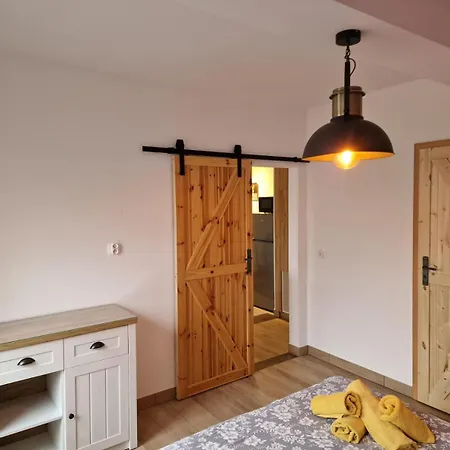 Nad Jeziorem Lesnianskim Apartment *