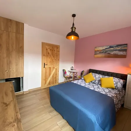 Nad Jeziorem Lesnianskim Apartment *