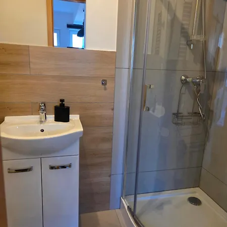 Nad Jeziorem Lesnianskim Apartment