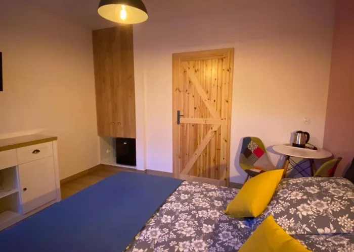 Nad Jeziorem Lesnianskim Apartment *